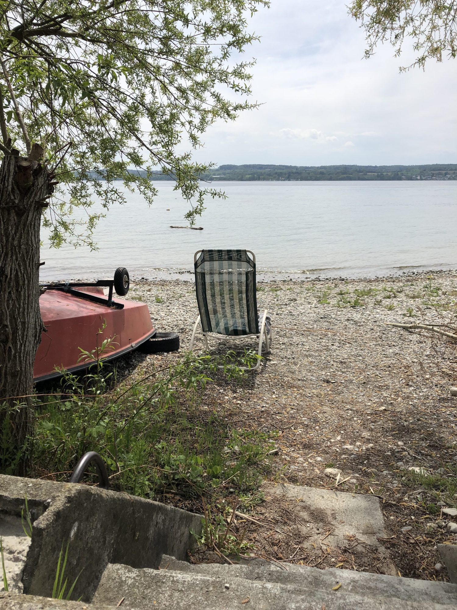 Terrasse mit Blick über den Bodensee im Sommer