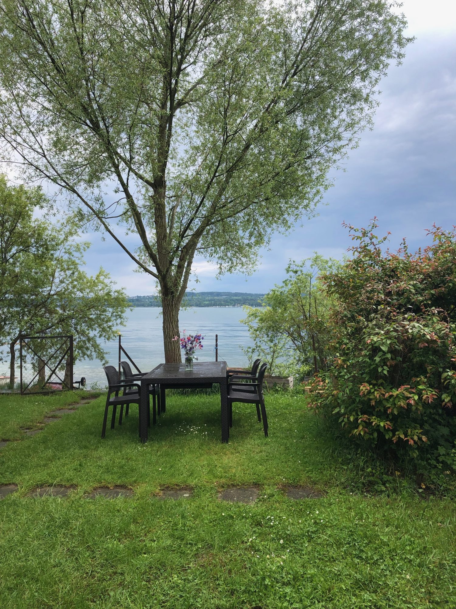Nußdorf — Dorfstraße mit Blick auf den See